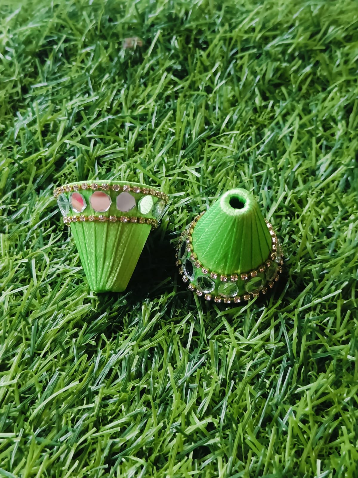 Green Glass Stone Ribbon Cone – 10pc