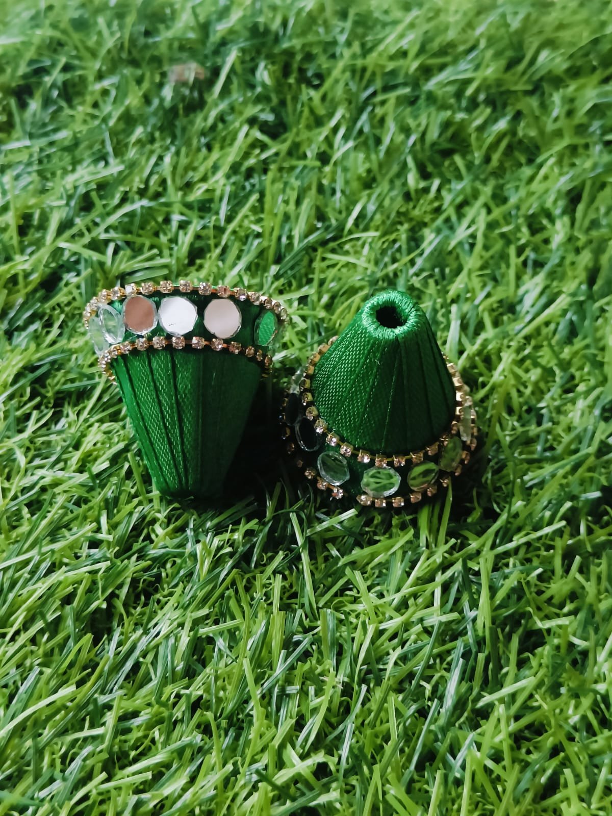Dark Green Glass Stone Ribbon Cone – 10pc