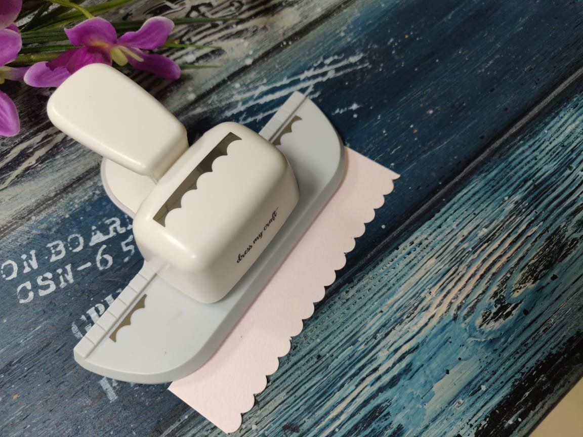 Scalloped Border Punch