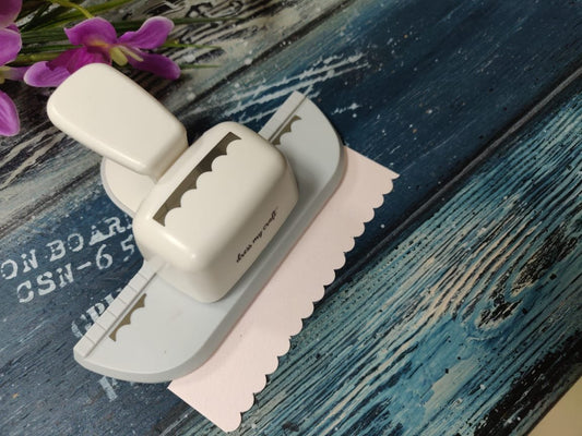Scalloped Border Punch
