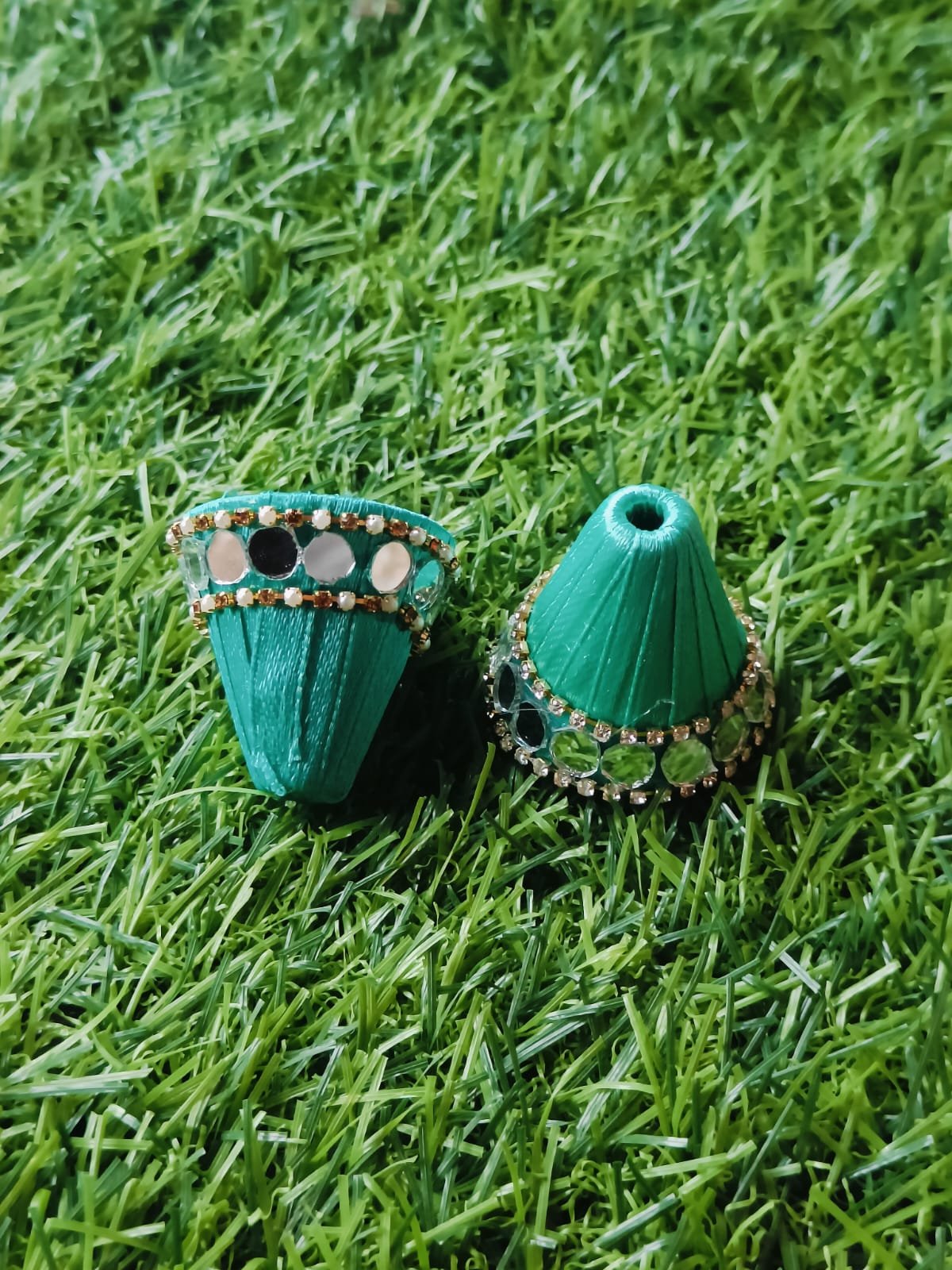 Sea Green Glass Stone Ribbon Cone – 10pc