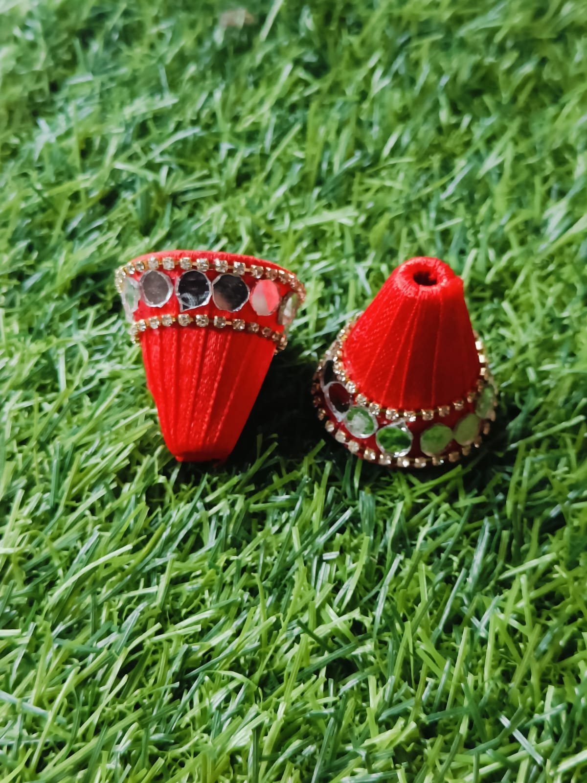 Red Glass Stone Ribbon Cone – 10pc